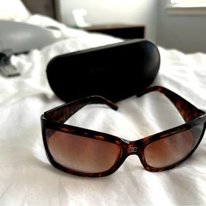 Tortoise shell Chanel sunglasses with case